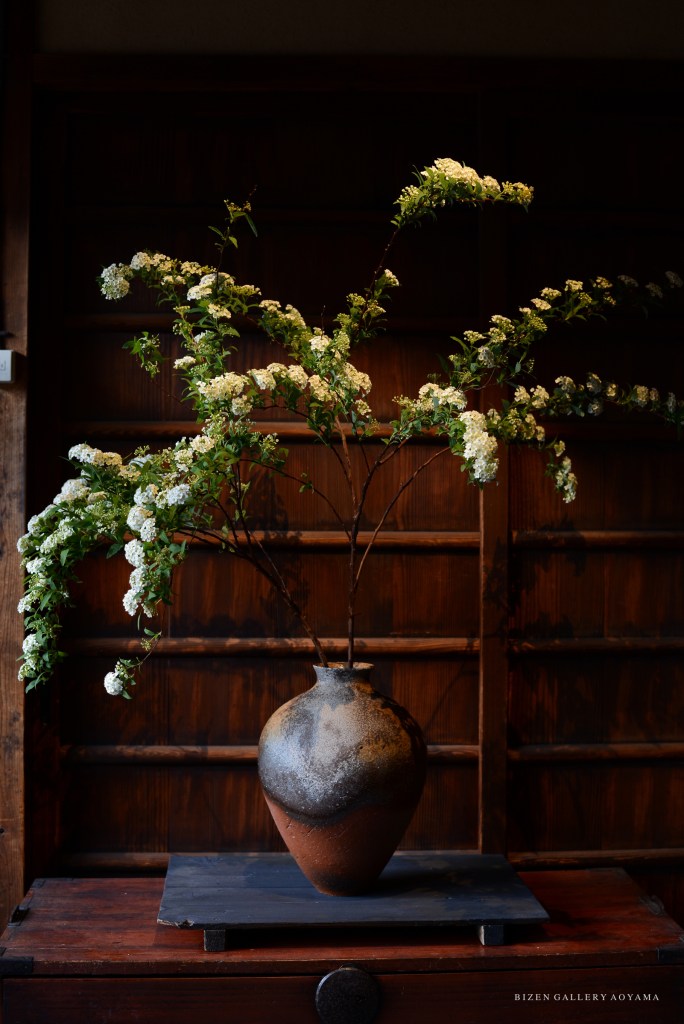 Bizen ware and flowers